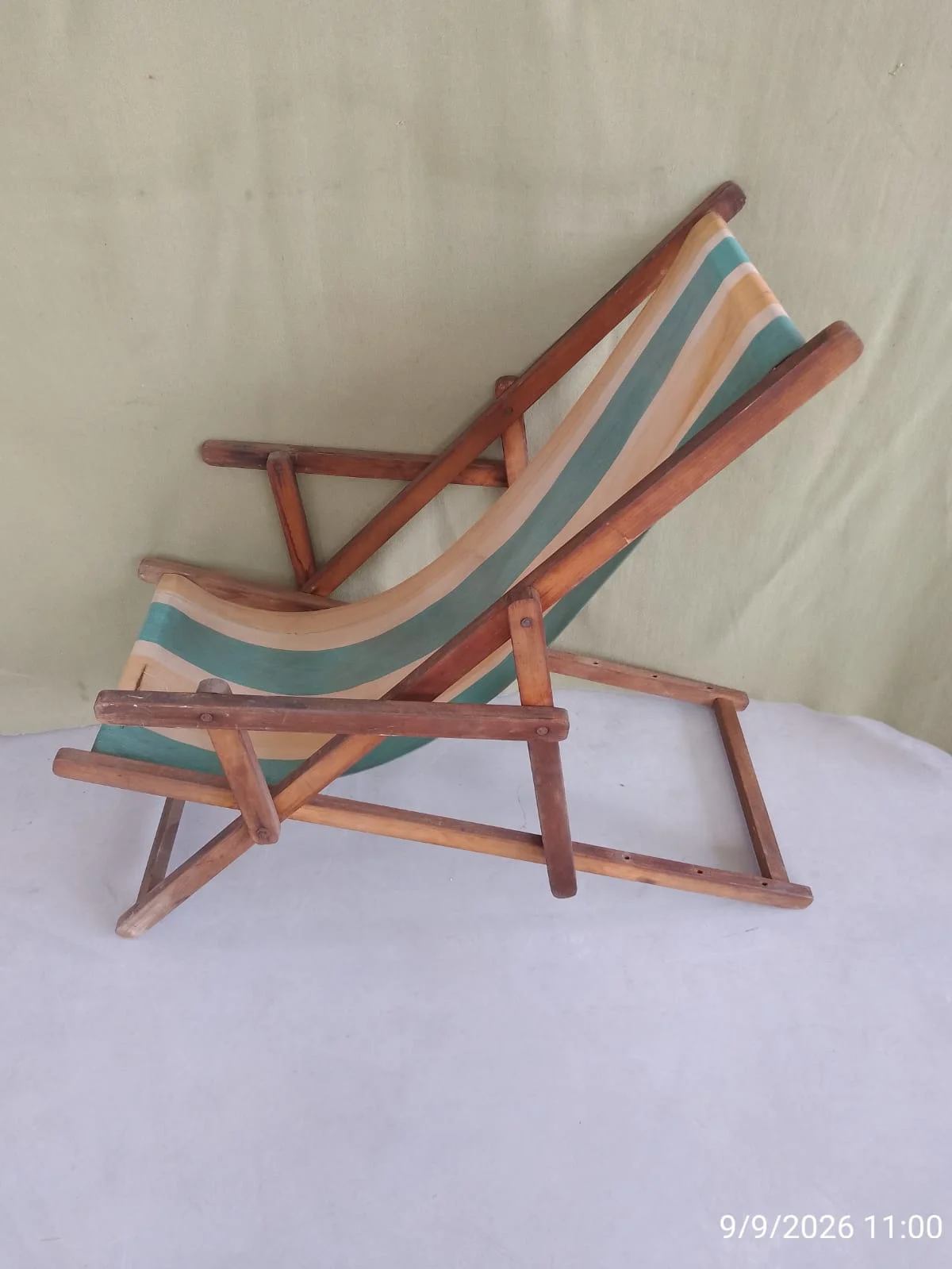 Reposera de madera y tela plegable en base verde. — foto 10