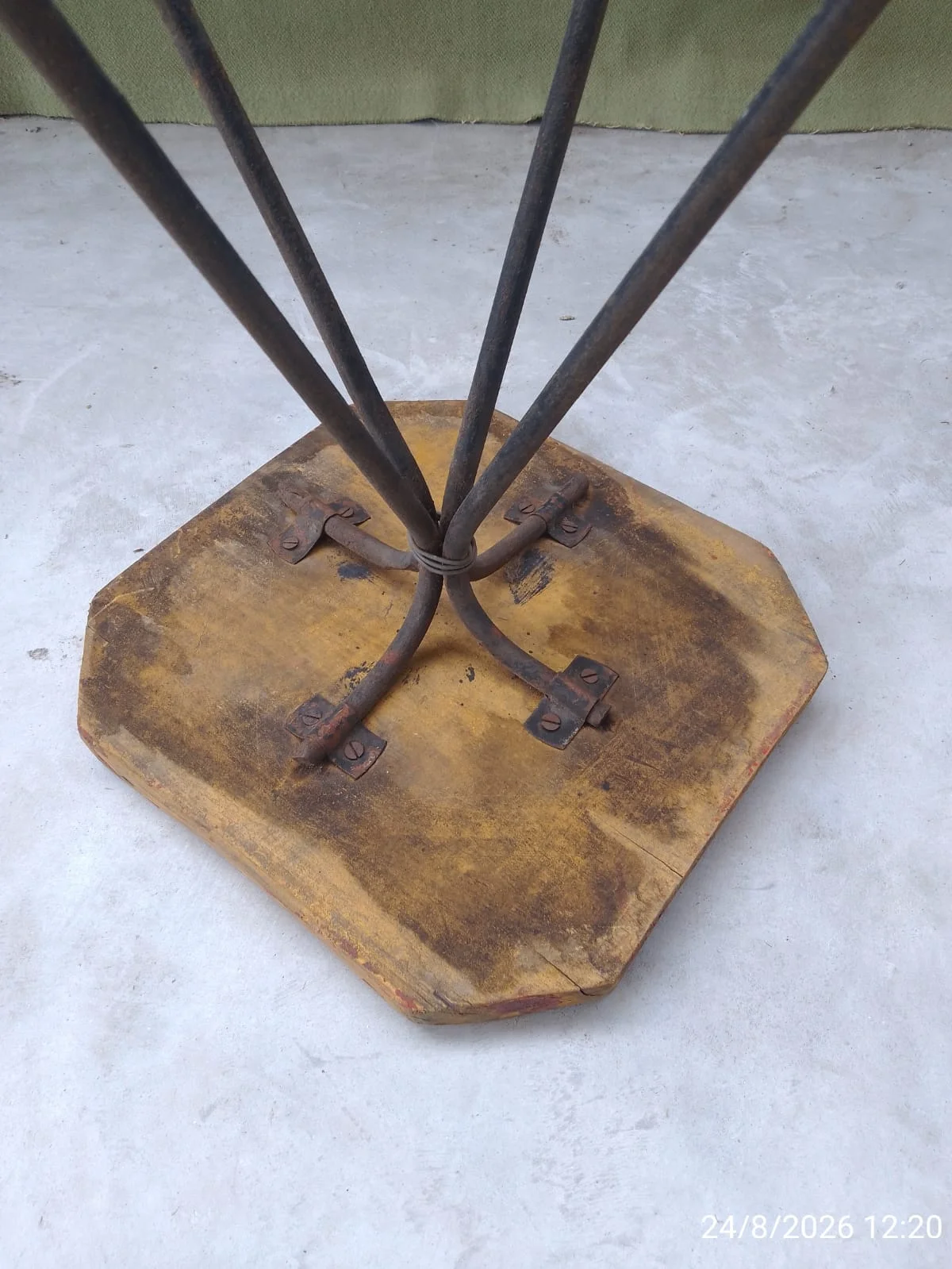 Banqueta Rústica de madera y hierro — foto 8