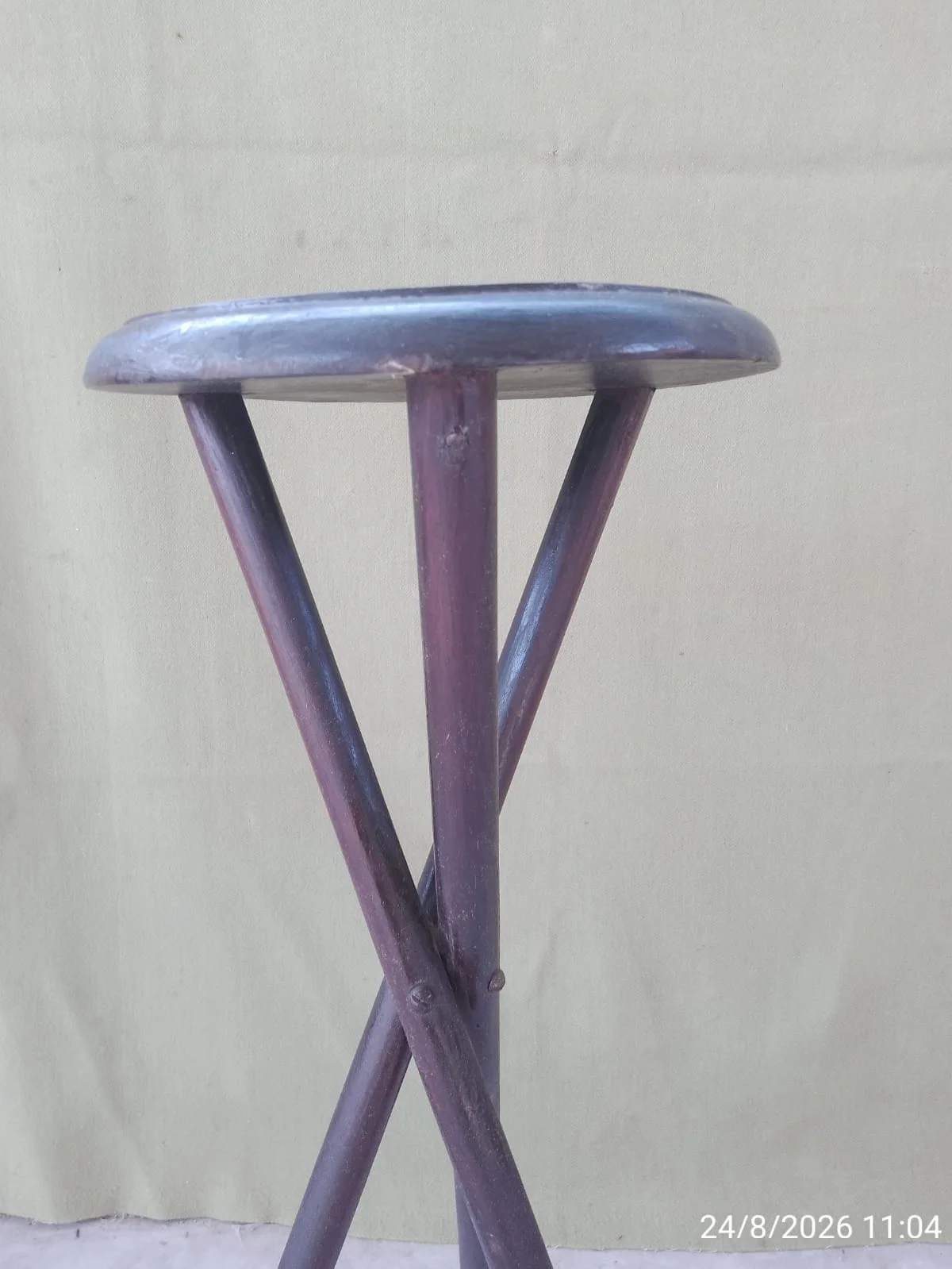 Mesa auxiliar pedestal de madera — foto 6