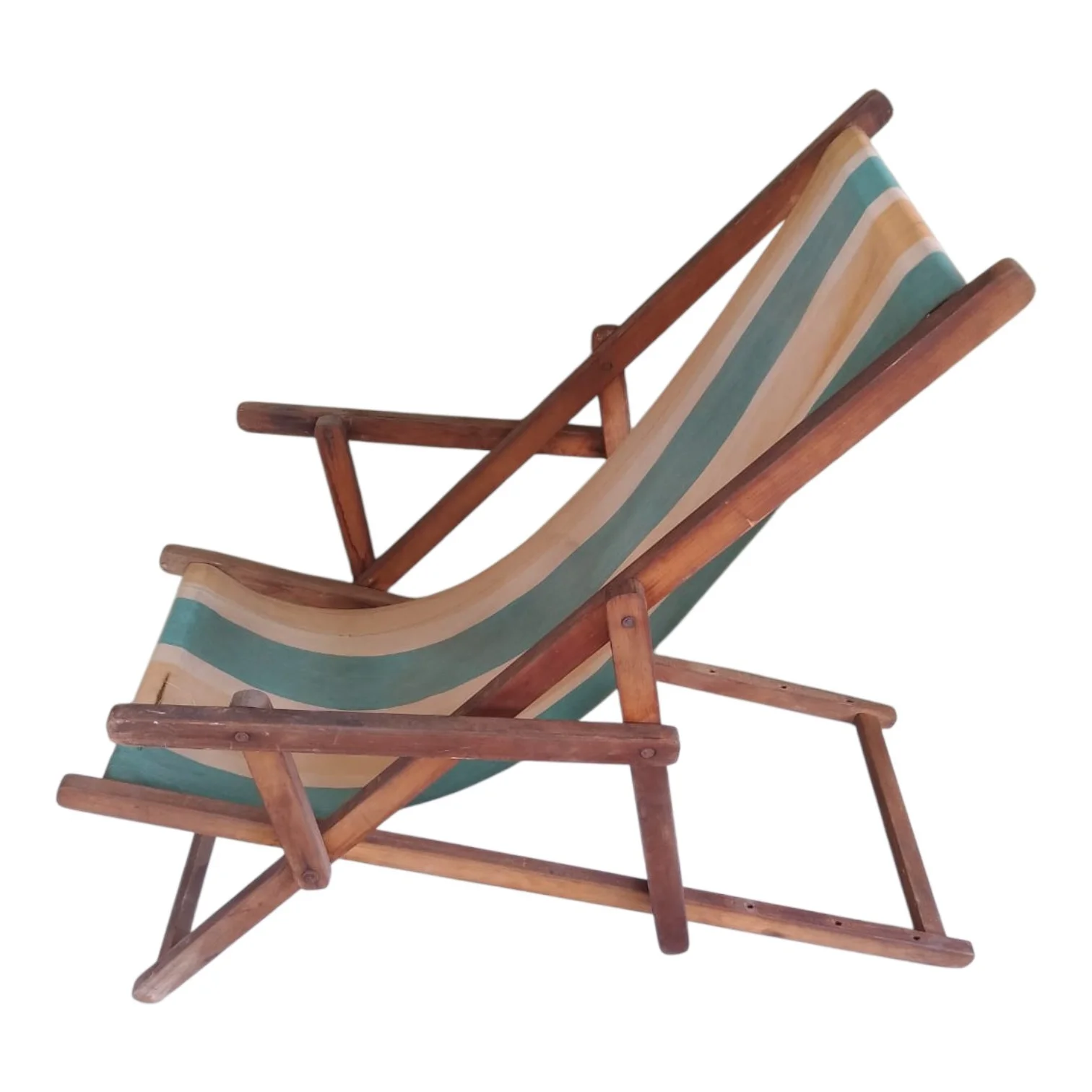 Reposera de madera y tela plegable en base verde.