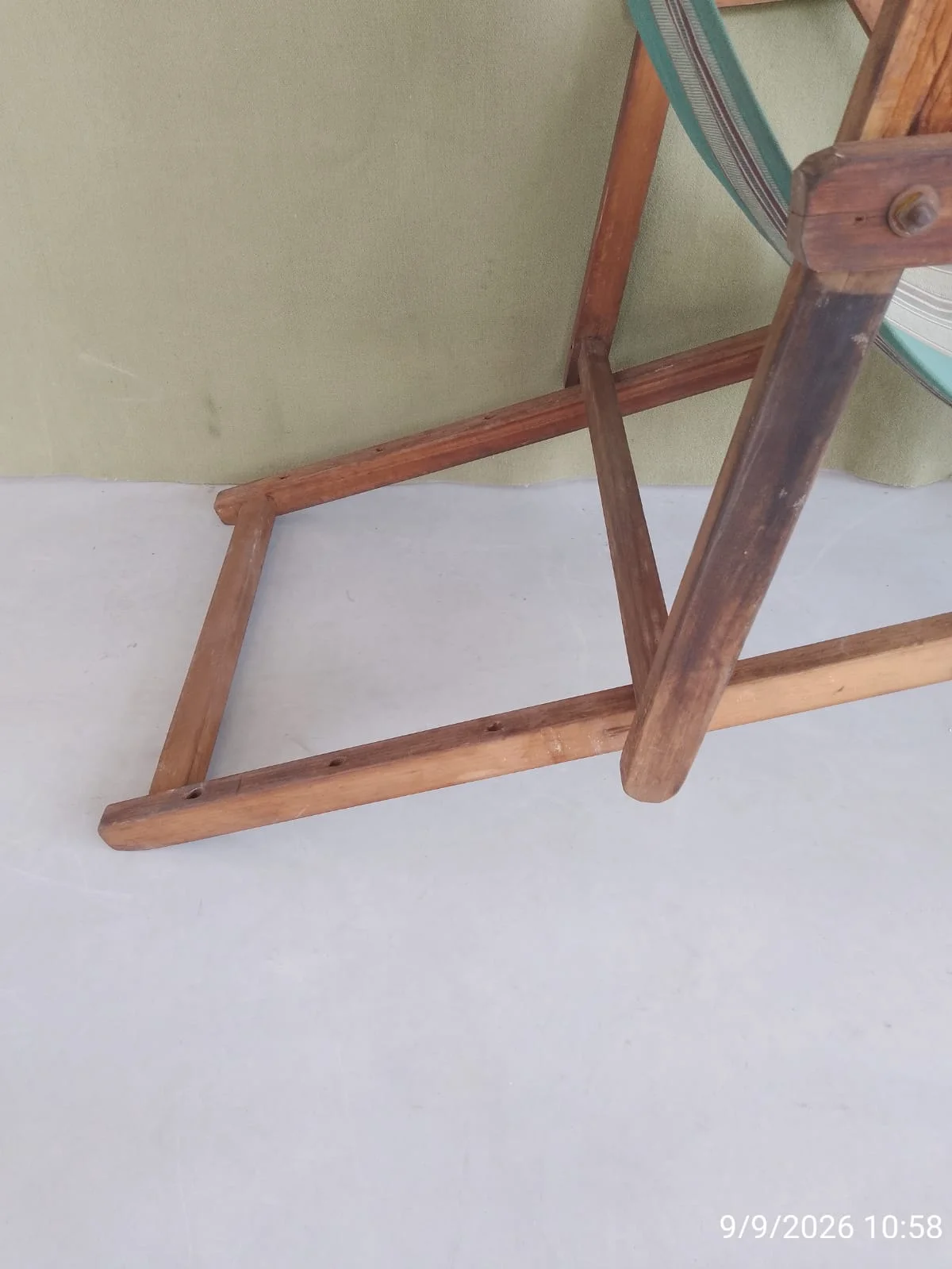 Reposera de madera y tela plegable en base verde. — foto 5
