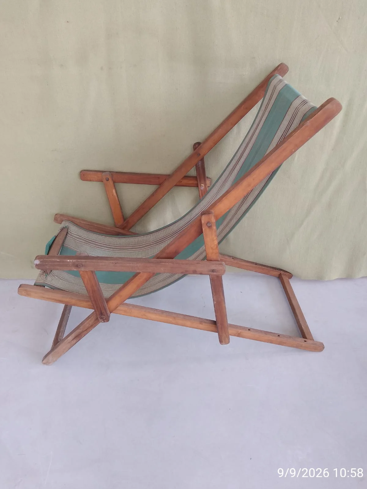 Reposera de madera y tela plegable en base verde. — foto 6