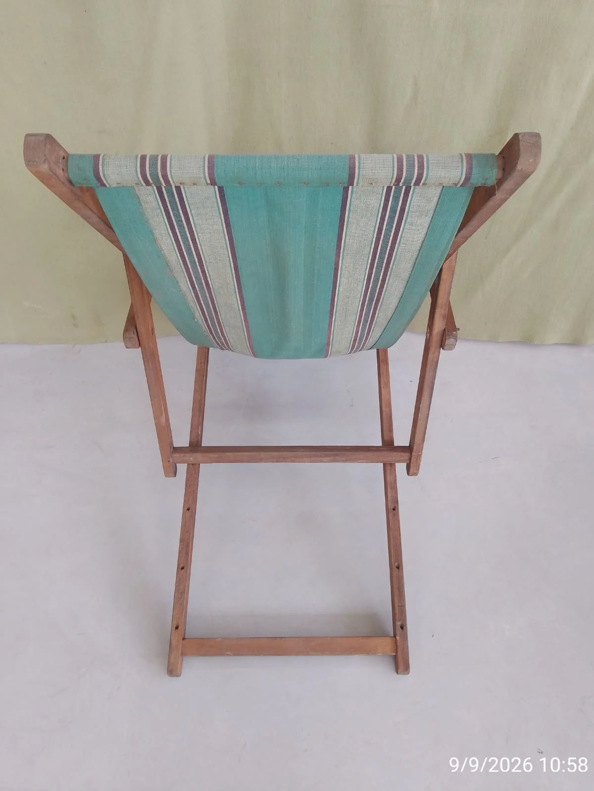 Reposera de madera y tela plegable en base verde. — foto 7