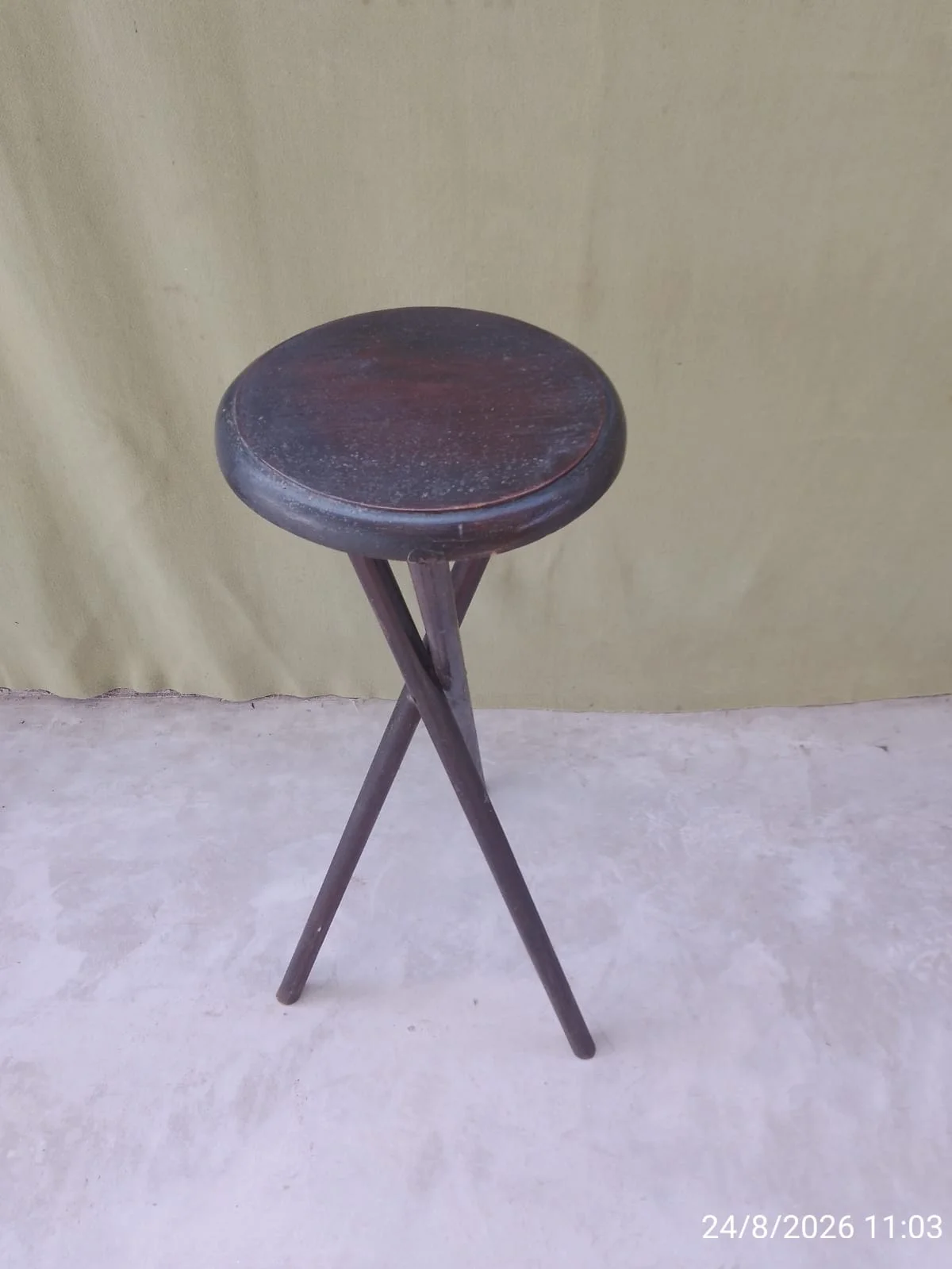 Mesa auxiliar pedestal de madera — foto 4