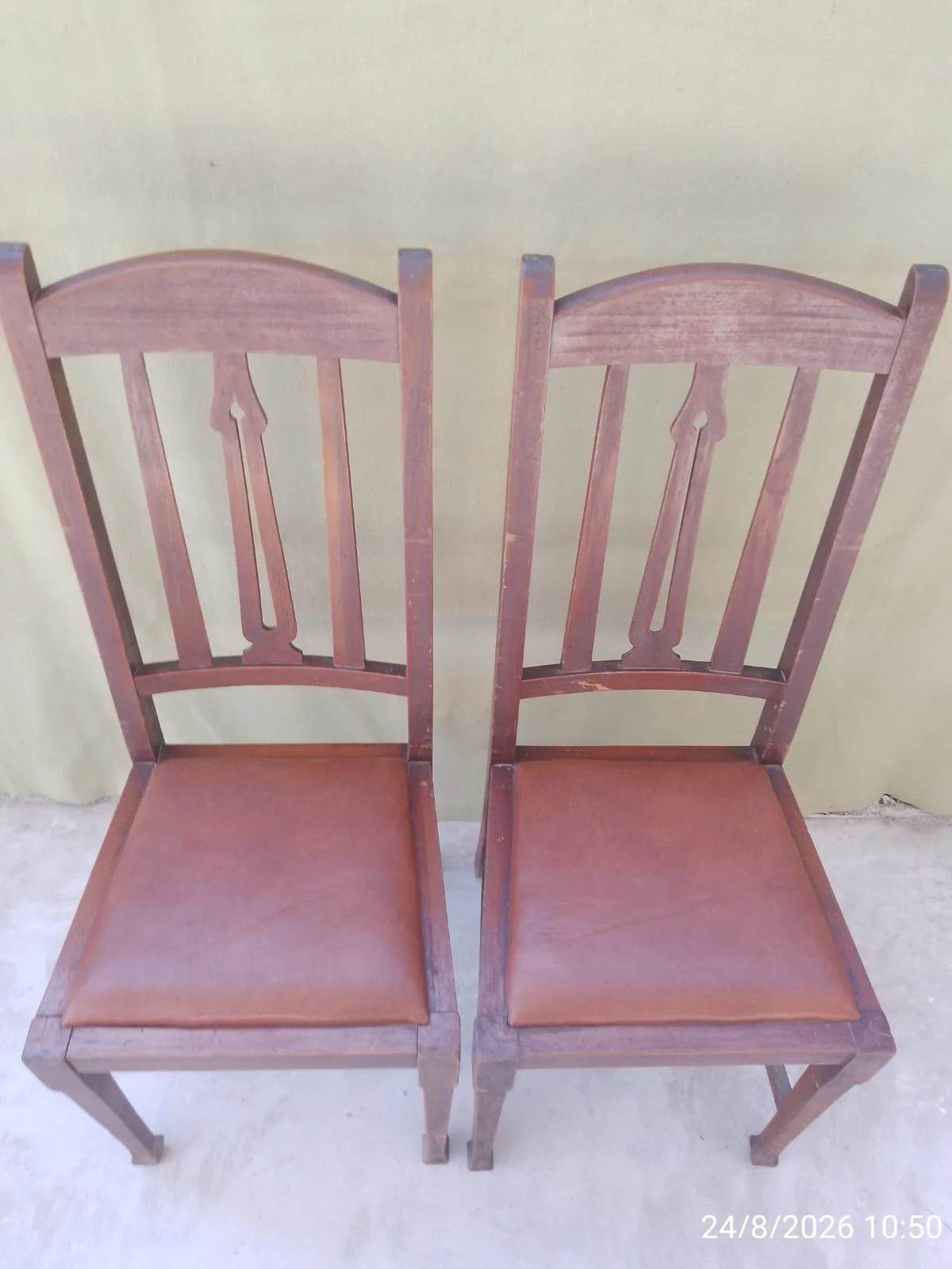 Juego X2 sillas de madera maciza y cuero ecológico — foto 8