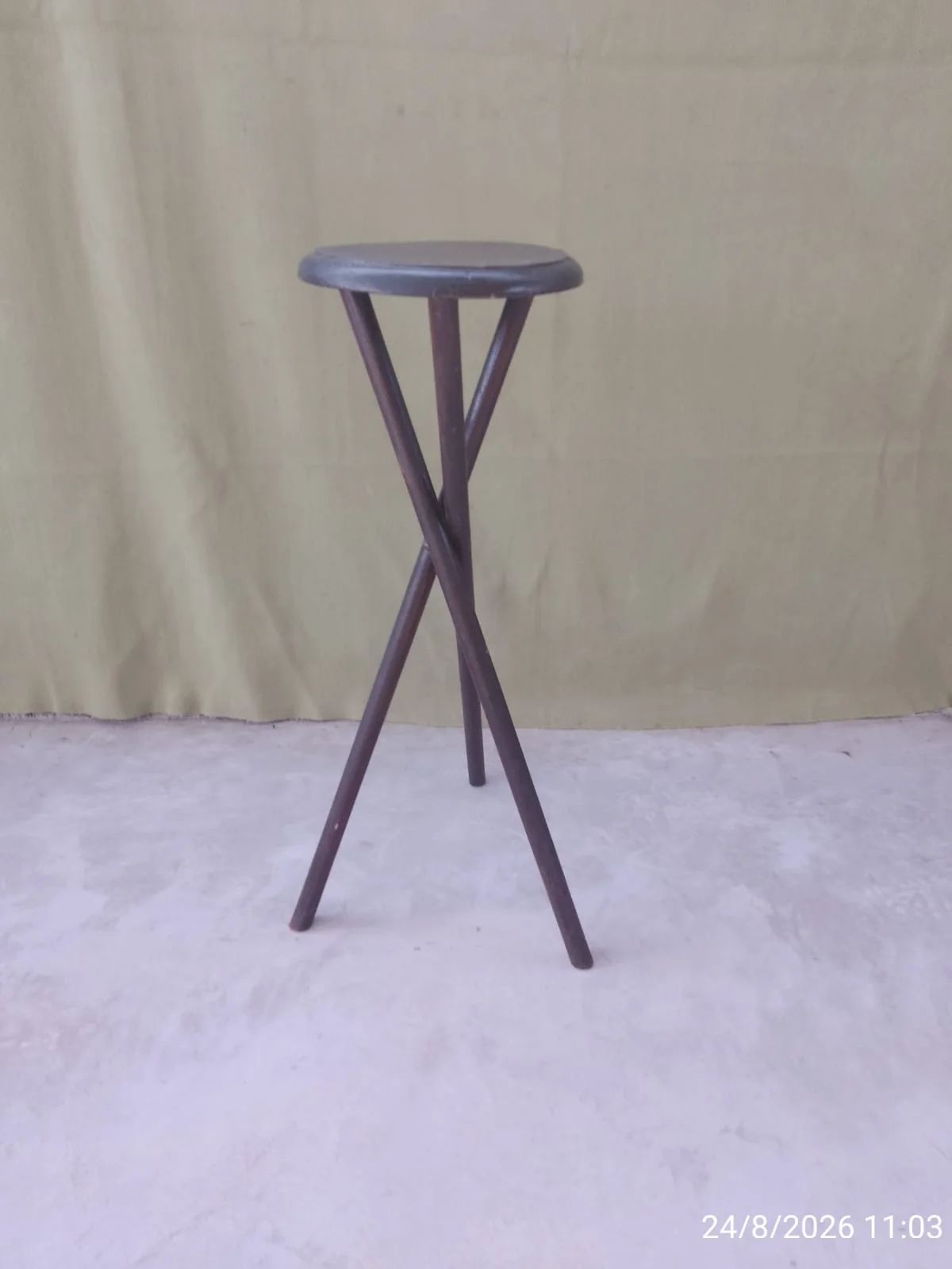 Mesa auxiliar pedestal de madera — foto 3