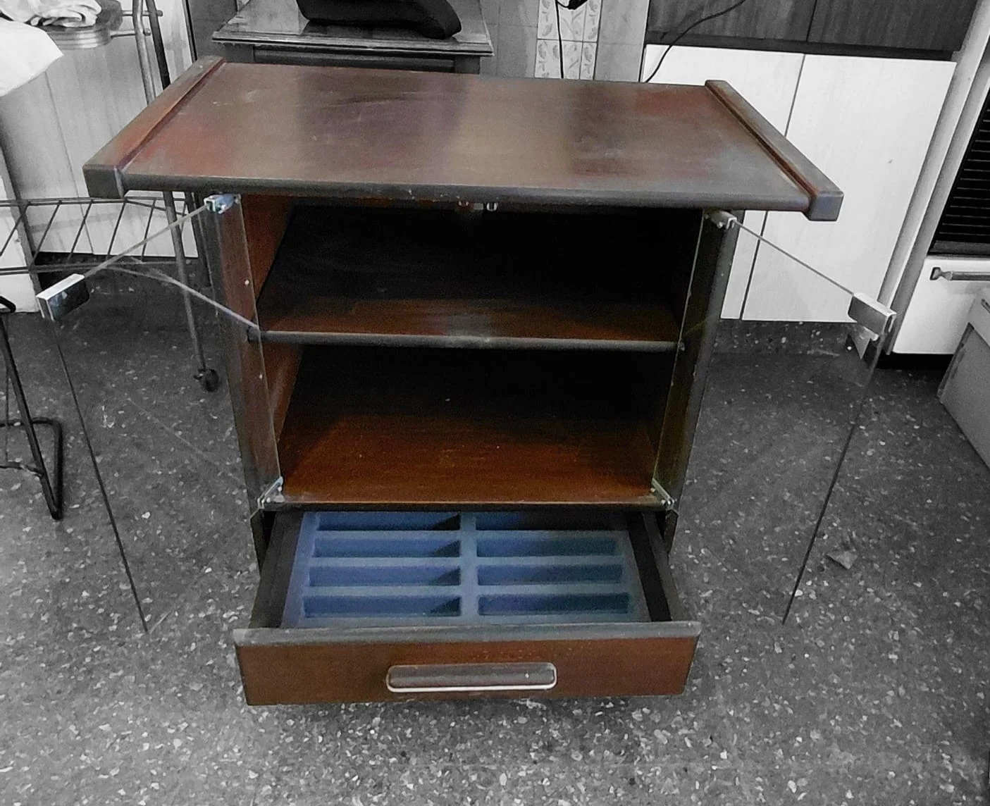 Mesa De Apoyo con Puertas De Vidrio y Cajón Cubiertero — foto 4