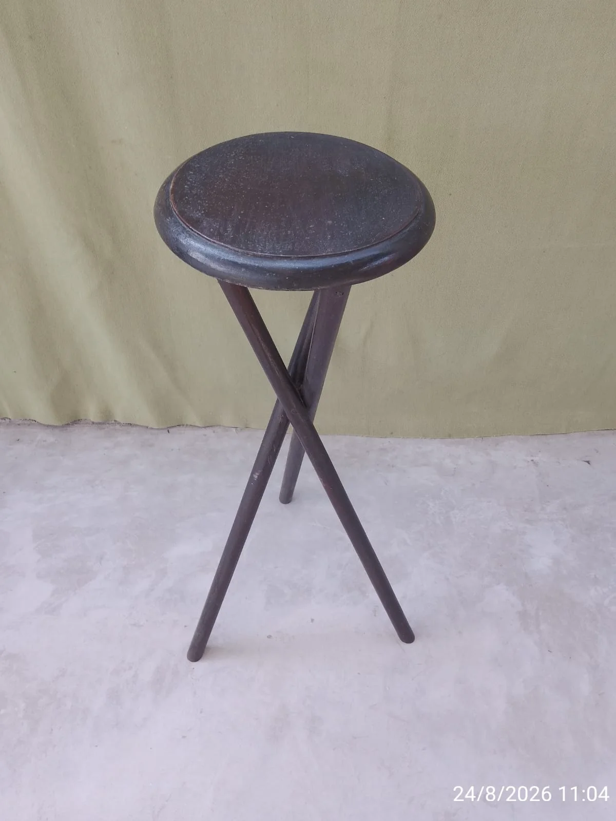 Mesa auxiliar pedestal de madera — foto 5
